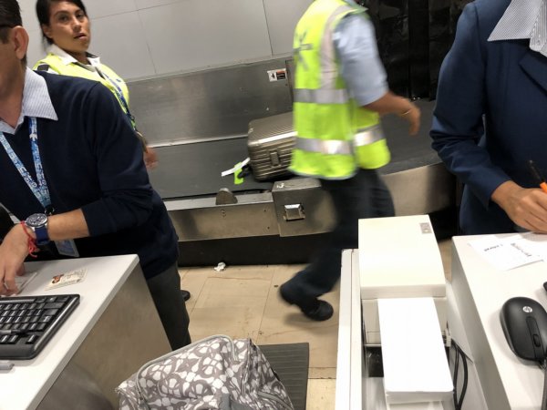 メキシコ・プエルトバジャルタ空港国内線出発ロビー_インテルジェット受付で搭乗手続き