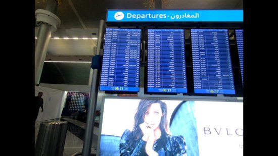 ドバイ国際空港での乗り継ぎ便の出発ゲートインフォメーション