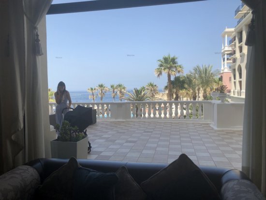 マルタ島ウエスティンドラゴラーナリゾートホテル_1Fロビーから外の眺め