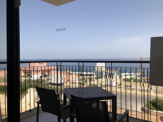 マルタ島ウエスティンドラゴラーナリゾートホテル_デラックスシービュールーム_ルームチェンジしたお部屋バルコニーから地中海を見渡す