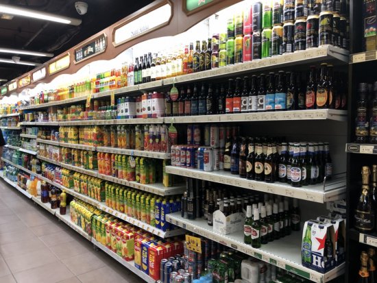 マルタのスーパーarkadia_輸入ビールと水ボトル