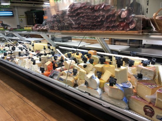 マルタのスーパーarkadia_チーズ販売コーナー
