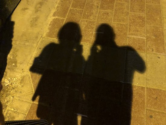 マルタ島セントジュリアン地区の路上で夫婦の影を撮影