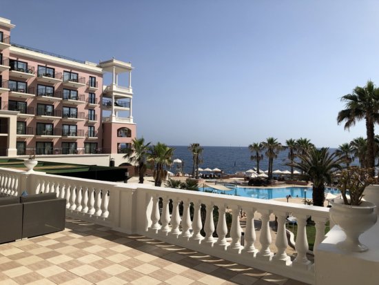 マルタ島ウエスティンドラゴラーナリゾートホテル_ロビーから見たアウトサイドの景色