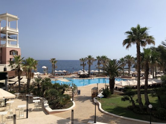マルタ島ウエスティンドラゴラーナリゾートホテル_プールと地中海の景色1