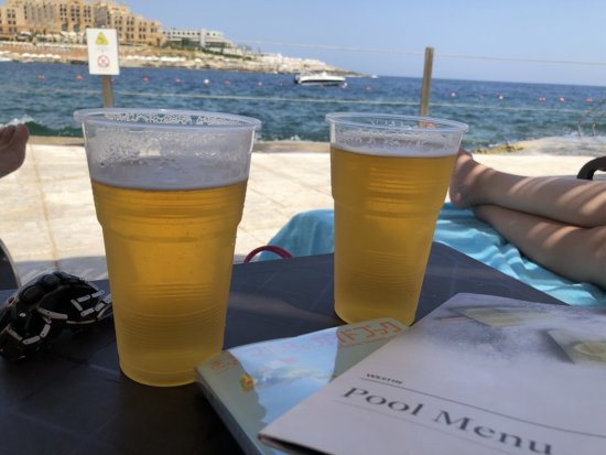 マルタ島ウエスティンドラゴラーナリゾートホテル_プライベートビーチサイドでビールで乾杯