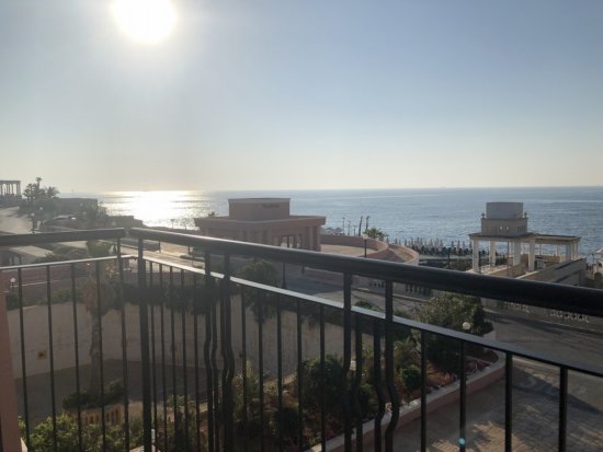 マルタ島ウエスティンドラゴラーナリゾートホテル_客室から見た朝の地中海の眺望