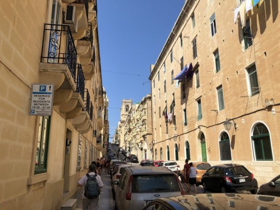 マルタ島_マルタ首都バレッタへ徒歩で移動中の街並み