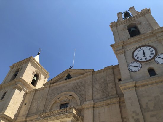 マルタ騎士団の聖ヨハネ大聖堂_入り口上部の時計