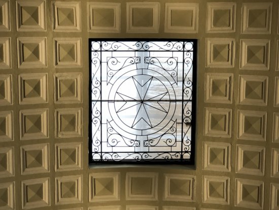 マルタ騎士団の聖ヨハネ大聖堂_内部_天井にある鉄製のマルタ騎士団シンボル窓飾り