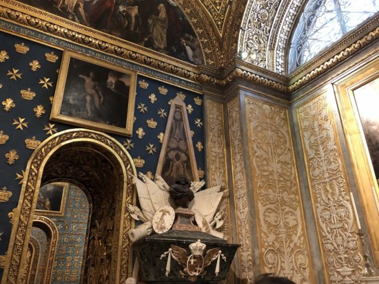 マルタ騎士団の聖ヨハネ大聖堂_内部_1つ1つの礼拝堂につながる入り口と廊下