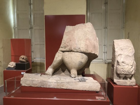 マルタ島バレッタの国立考古学博物館_タルシーン神殿で発掘された女神像の足