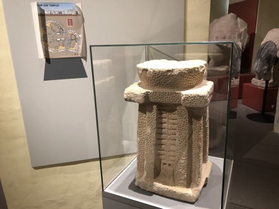 マルタ島バレッタの国立考古学博物館_ハジャー・イム神殿から発掘された装飾が施された祭壇