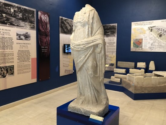 マルタ島の古都イムディーナ_ドムス・ロマーナ_ローマ時代の彫刻展示