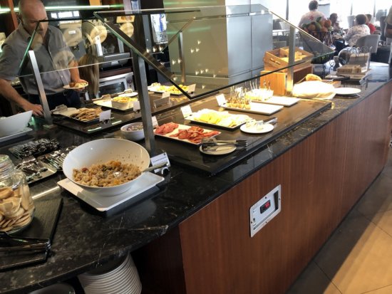 マルタ国際空港のプライオリティ・パスラウンジLA VALETTE CLUB_無料で食べ放題のフードスナック