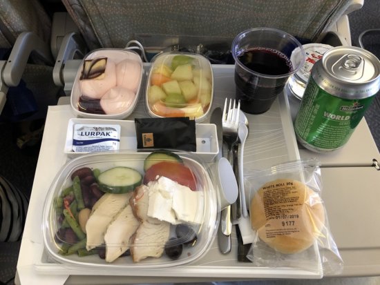 マルタ国際空港からエミレーツEmirates便でドバイ国際空港へ_最初の機内食(軽食)