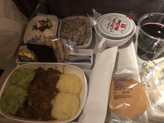マルタ国際空港からエミレーツEmirates便でドバイ国際空港へ_機内食ラム肉のなんとか