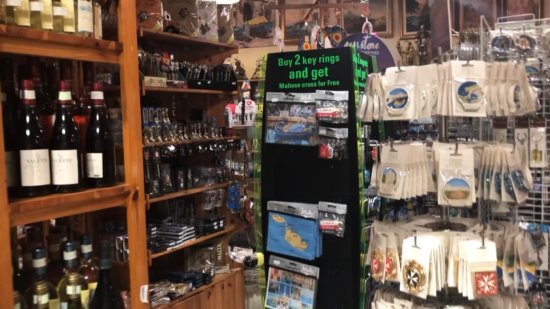 マルタ島セント・ジョージベイにあるお土産屋さんタファルスーベニアショップTafal souvenir shop_内部ディスプレイ1