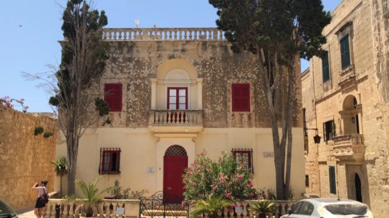 マルタ島の古都イムディーナ_街の石壁と扉の色のコントラスト