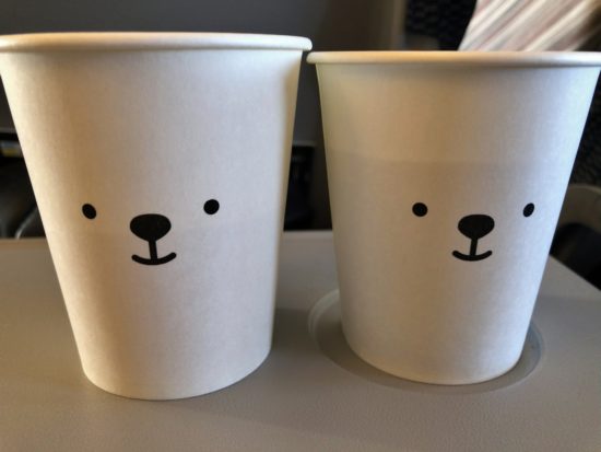 新千歳空港から中部国際空港セントレアへ向かう機内で出された2つのコーヒー紙カップ