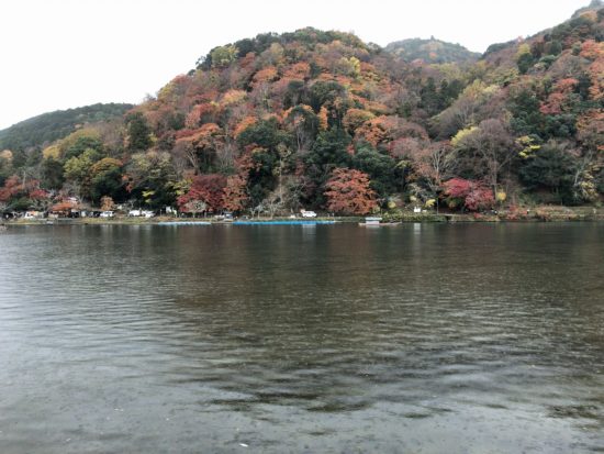 11月の京都嵐山_山の紅葉