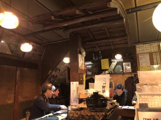 京都の老舗居酒屋 神馬_入り口のカウンター席2