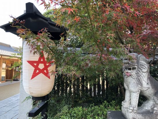 京都 晴明神社_境内の提灯と狛犬