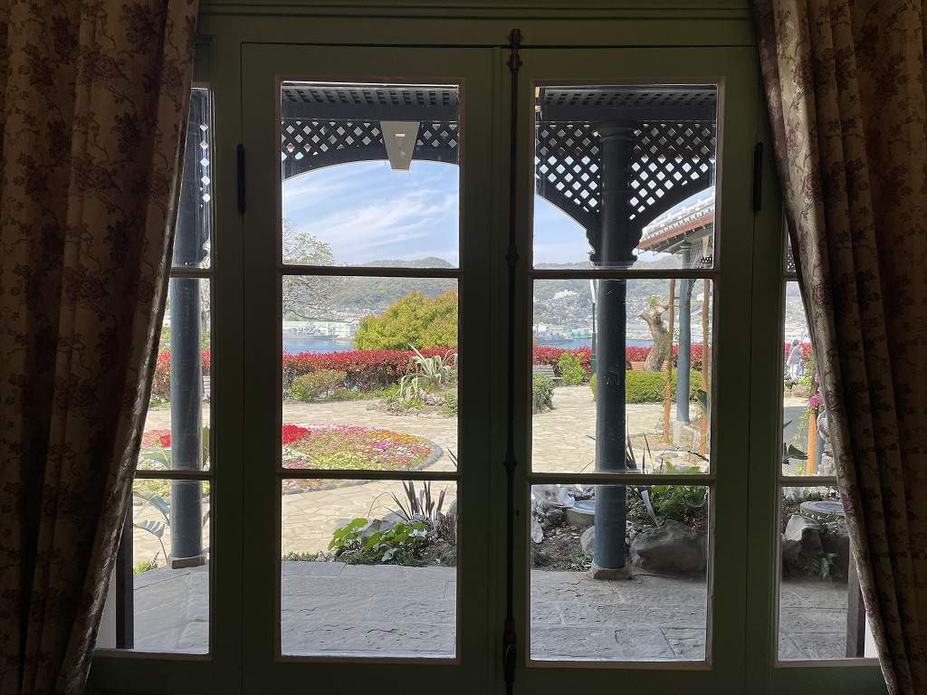 長崎市内観光_グラバー園_旧グラバー邸の室内から外海を見た写真