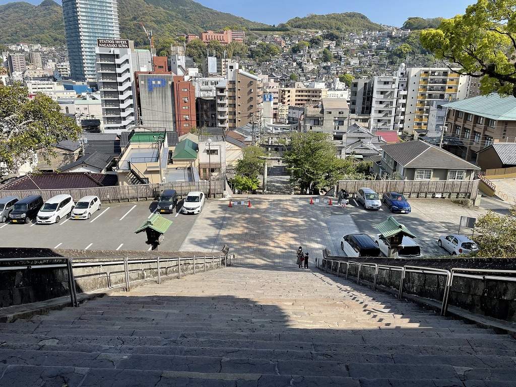 長崎市内観光_諏訪神社_参道階段を上から見下ろした写真