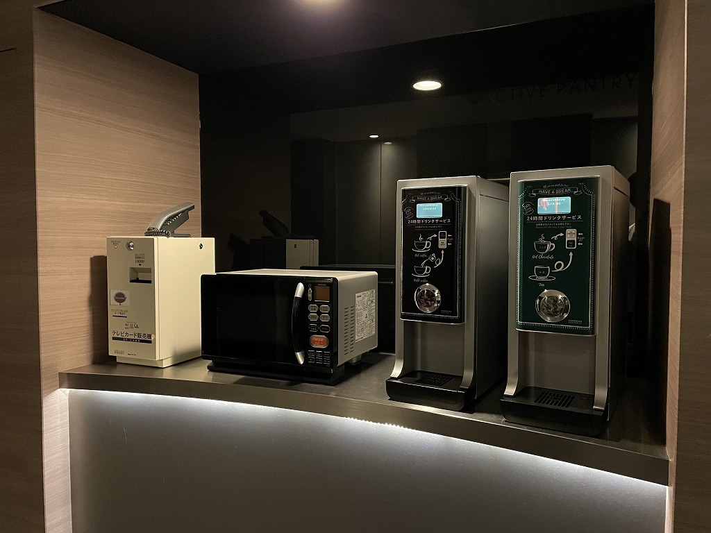 ホテルアクティブ！博多_6Fエレベーターホールの備品_無料のコーヒーマシンと電子レンジ、テレビカード販売機
