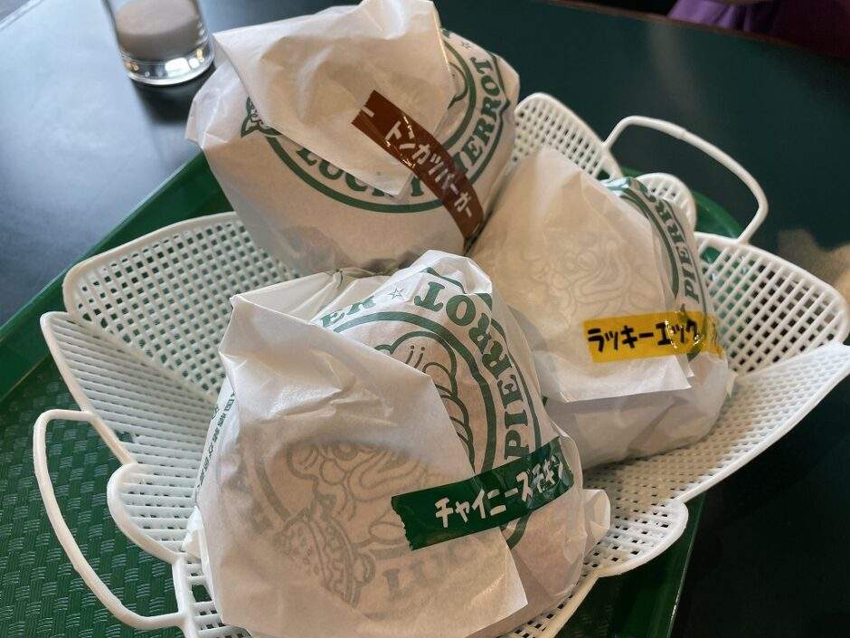 函館ラッキーピエロ峠下総本店の人気No1のチャイニーズチキンバーガー、No2のラッキーエッグバーガー、No3のとんかつバーガー