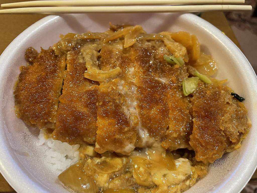 函館食べ歩き2日目の夕食_セイコーマートのカツ丼アップ