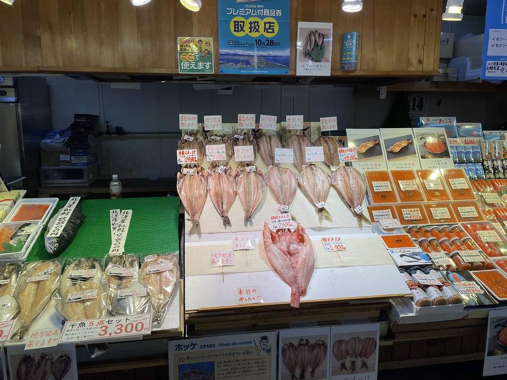 函館朝市_建物内のお店のお魚ディスプレイ