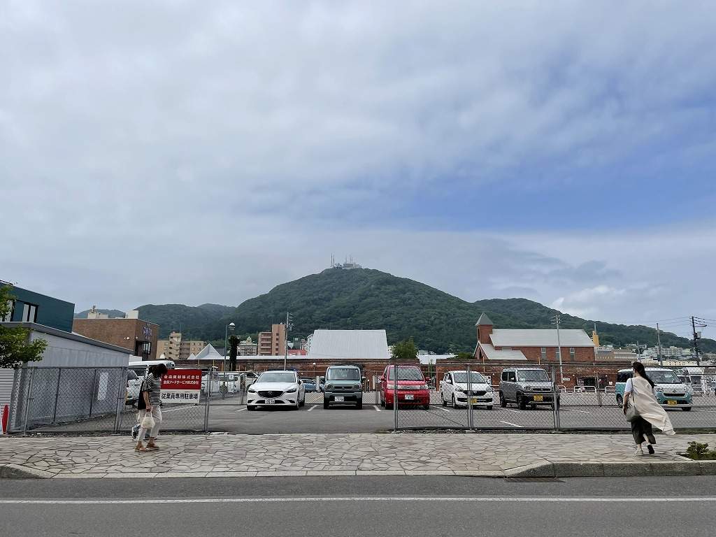 金森倉庫近くから見たこの日の函館山